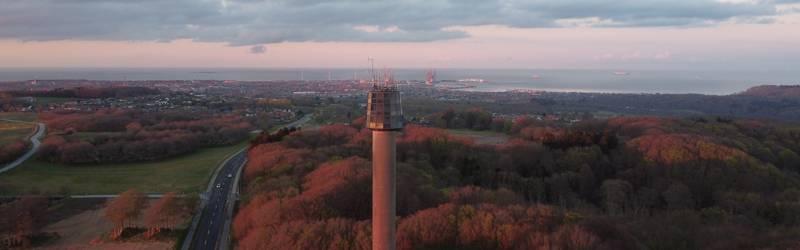 Cloostårnet fotograferet fra drone kort før solnedgang i maj måned