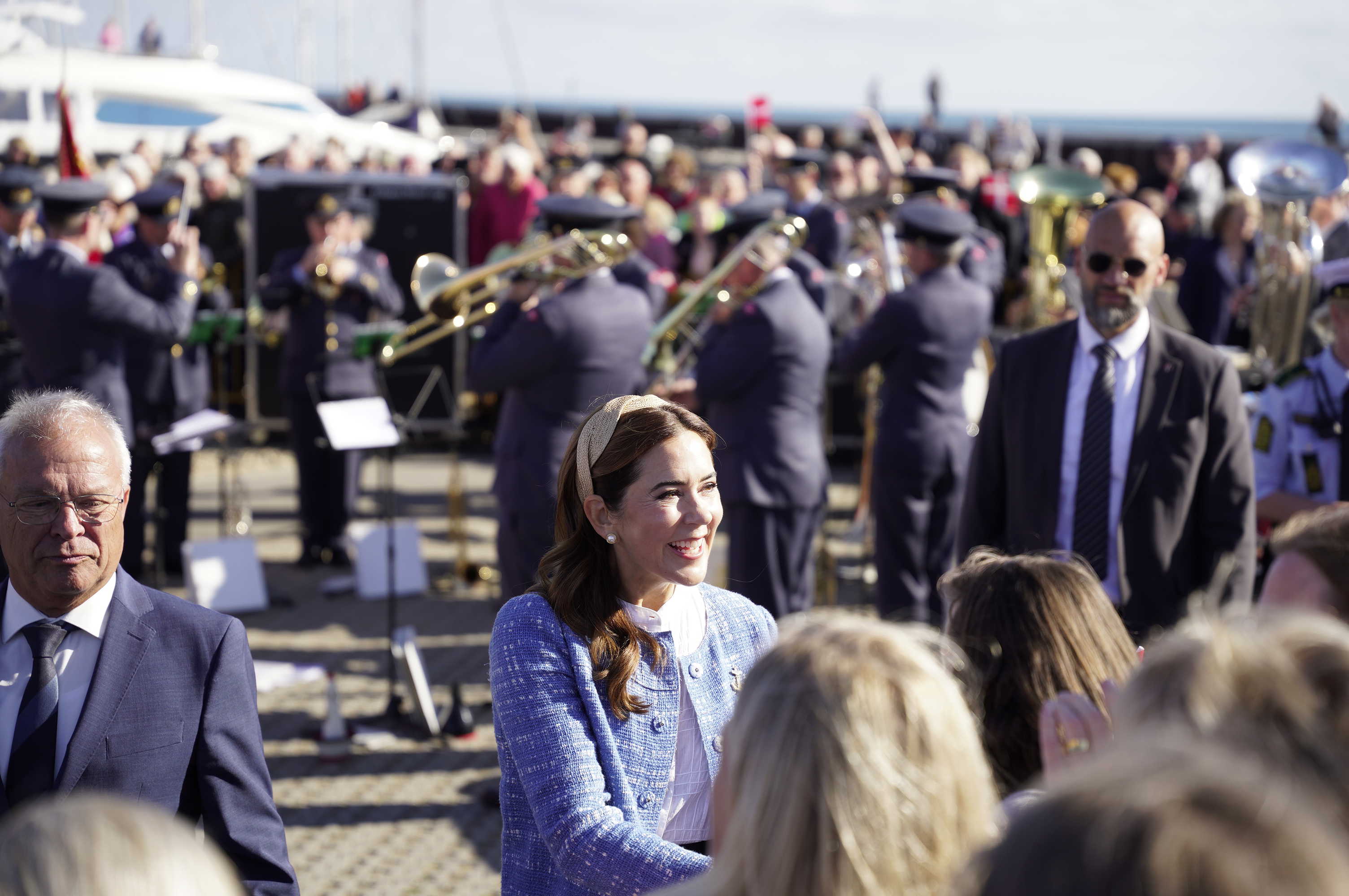 Dronningen hilser på publikum på Sæby Havn