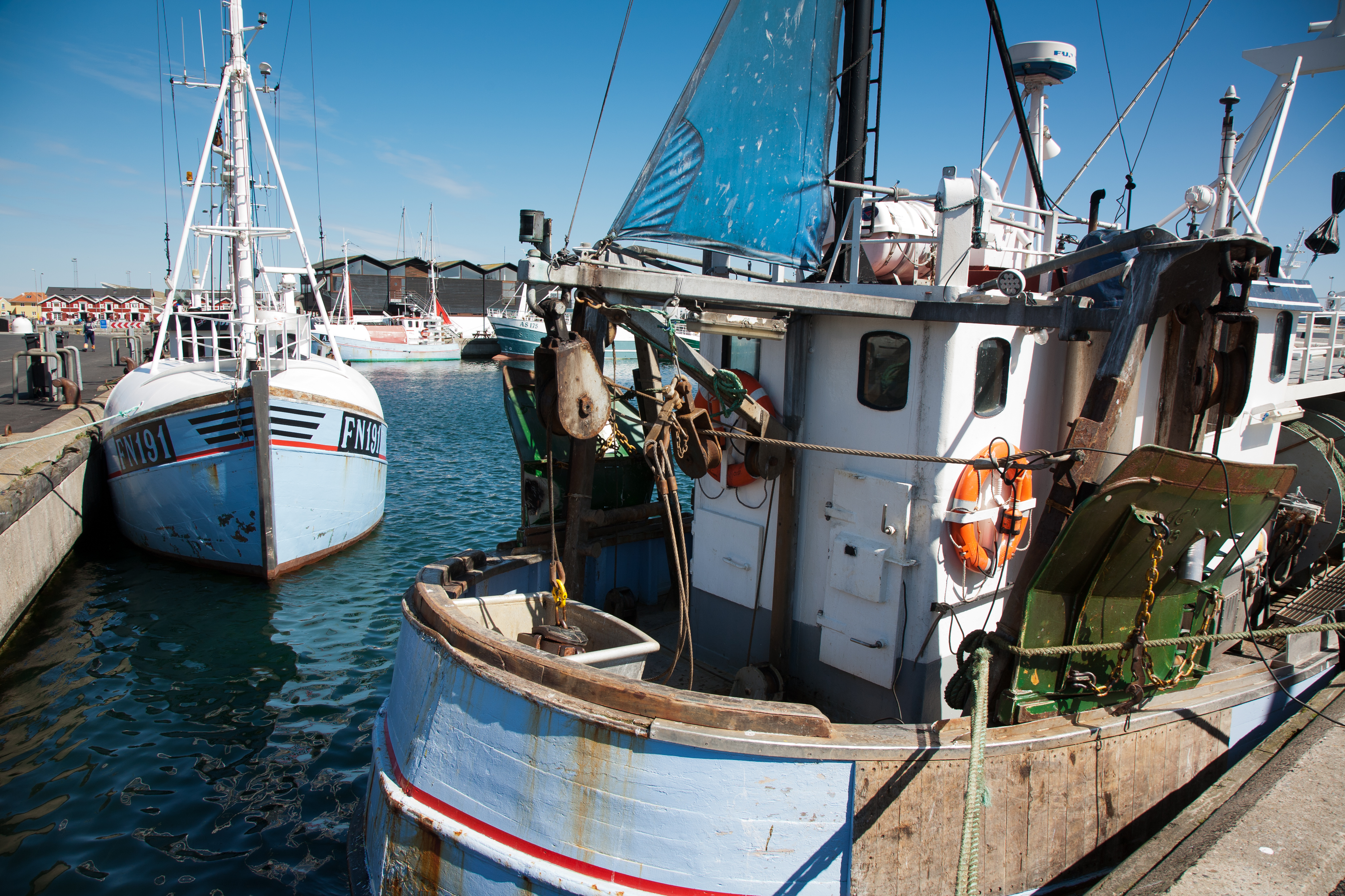 To fiskekuttere i havn.