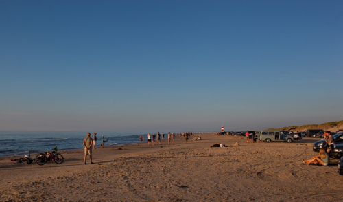 Billede af strand med mange mennesker 