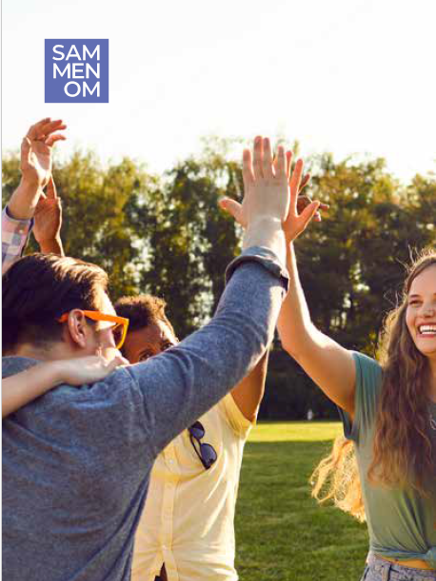 Glade unge mennesker, der giver high five