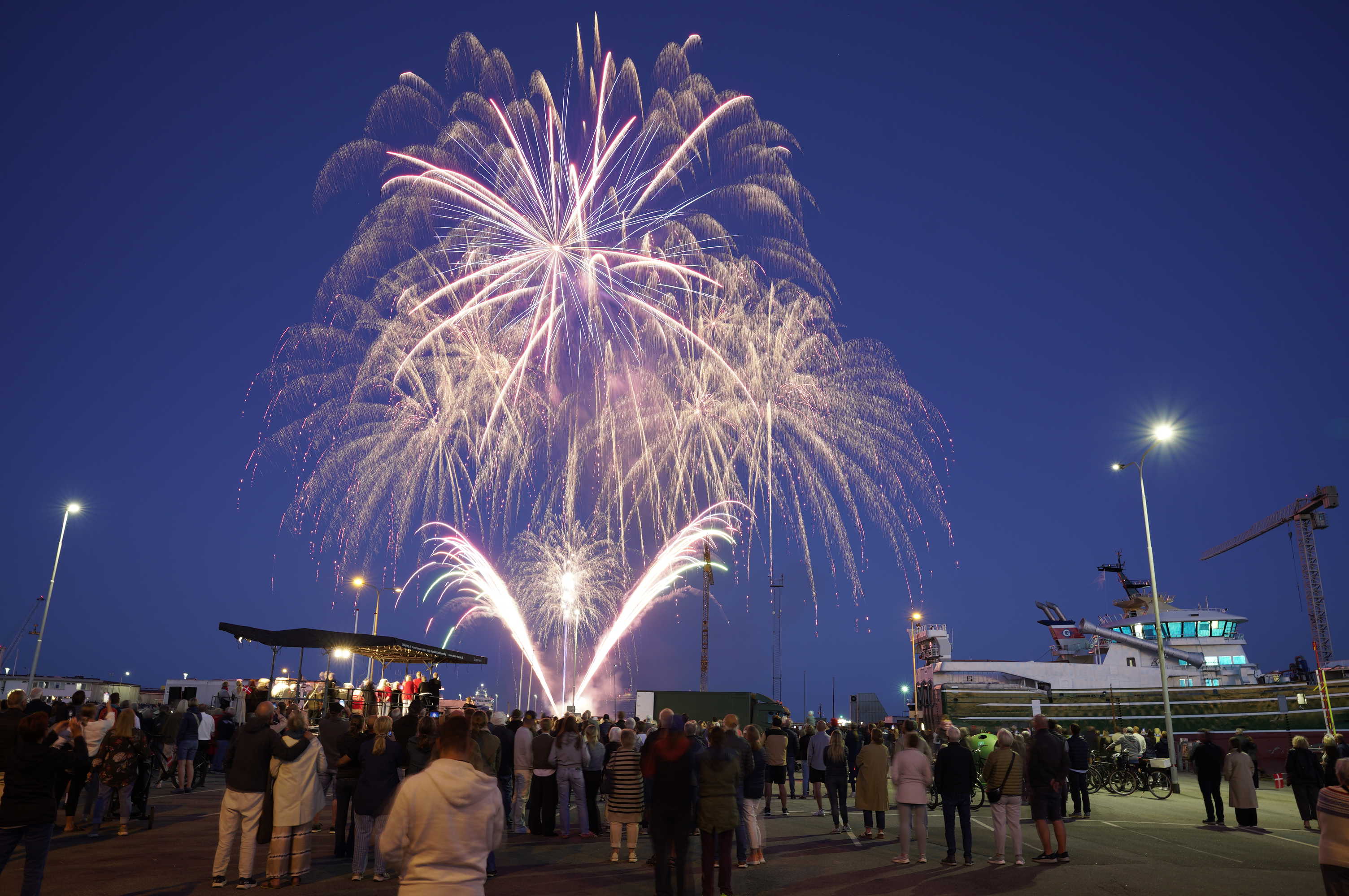 Festfyrværkeri sponsoreret af Skagen Havn ved afsejlingen af Kongeskibet