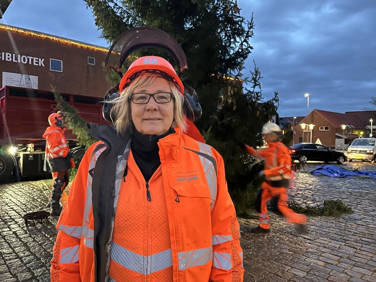 Lene Jensen fra Ejendomme, Park og Vej i Frederikshavn Kommune foran det store juletræ