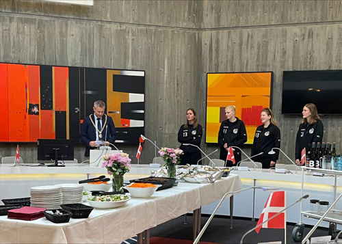 Borgmester Jon Andersen holder tale for danmarksmestrene i Floorball for kvinder