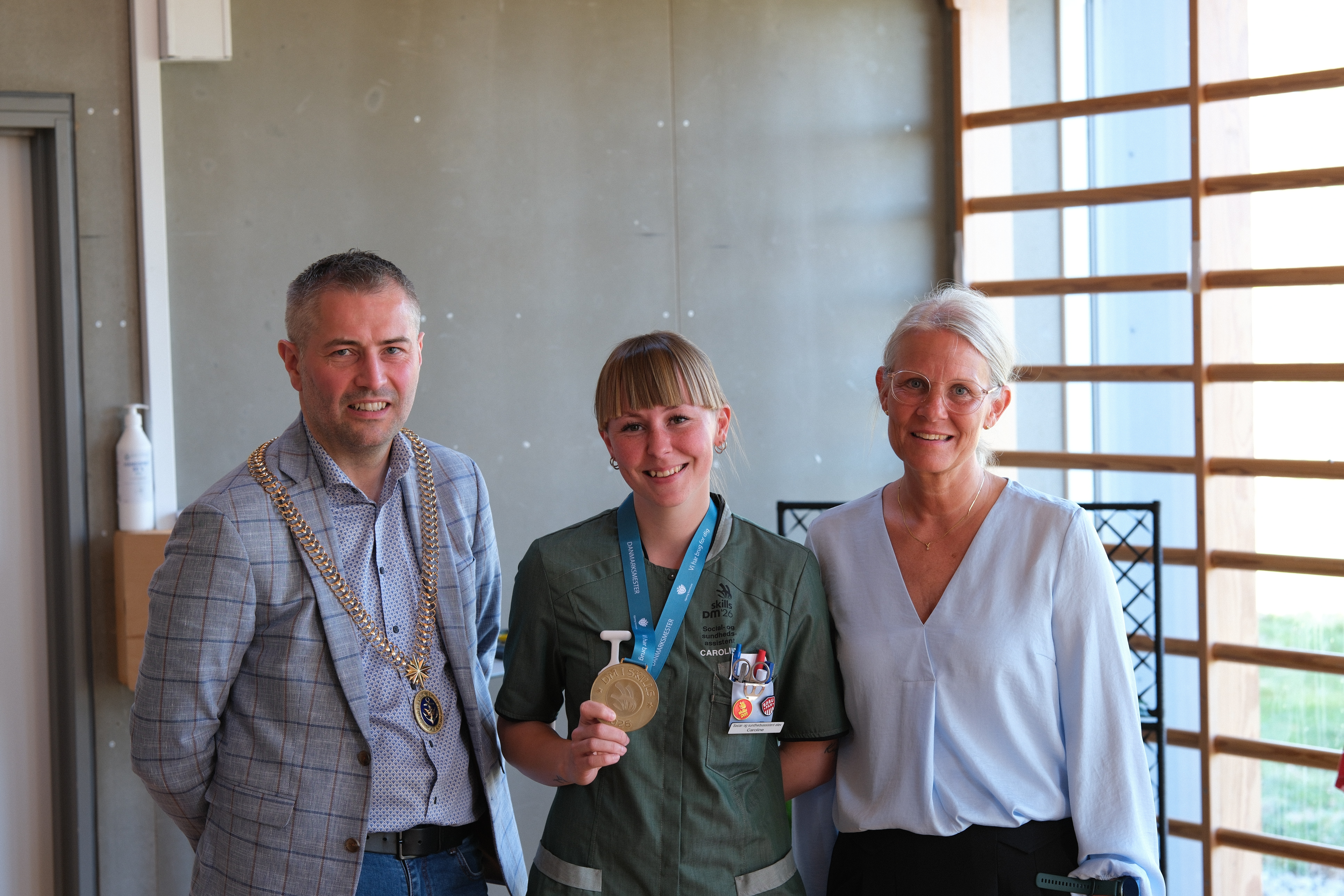Borgmester Jon Andersen og centerchef Trine Vahlenberg Holmberg står ved siden af Caroline Kammer Olesen