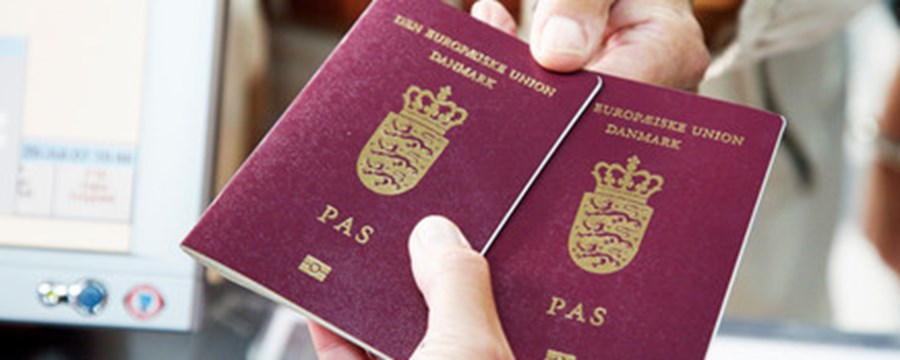 Billede af 2 danske pas, der udleveres i Borgerservice