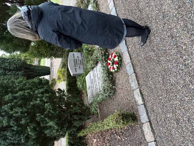 Junko Sato besøger Fladstrand Kirkegård