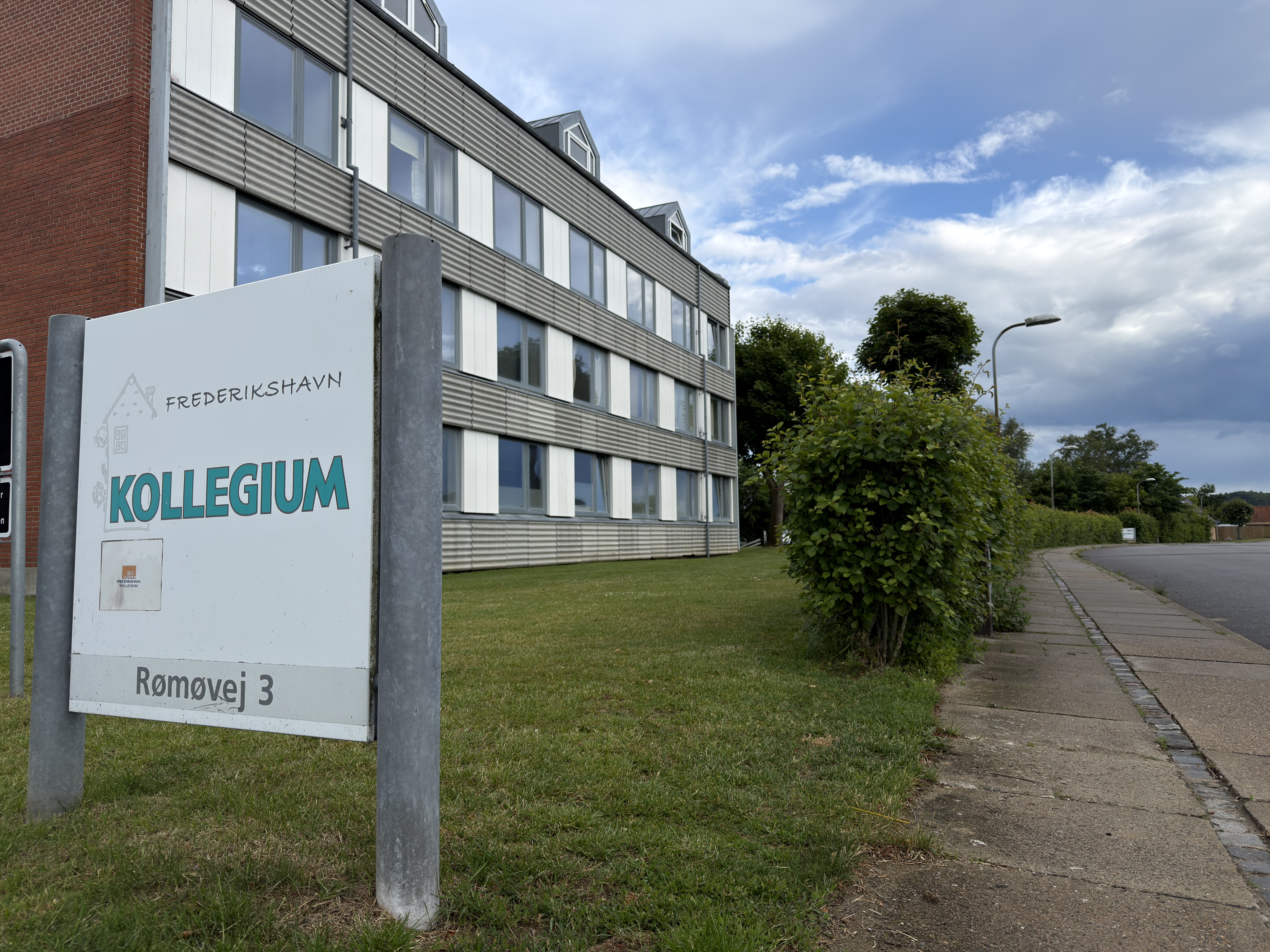 Skilt kollegiet på Rømøvej med teksten Frederikshavn Kollegium.