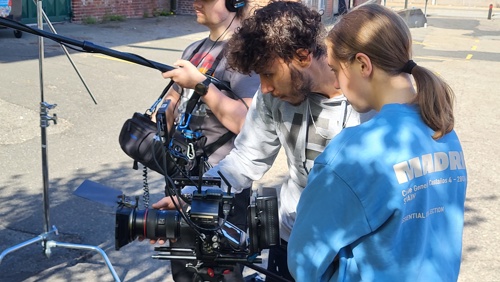 Foto af elever fra Filmmaskinen på optagelse.
