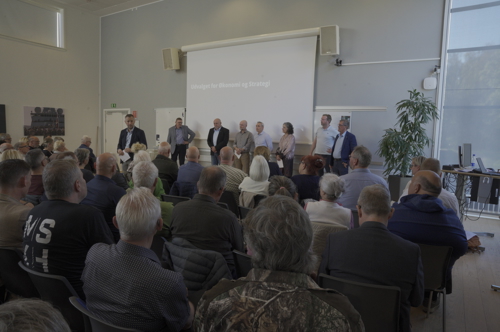 Borgmester og alle udvalgsformænd står på scenen foran de fremmødte