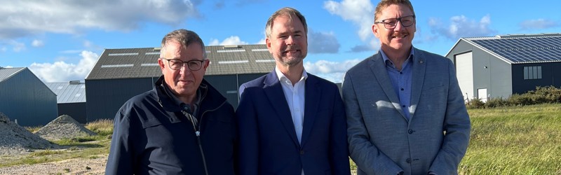 Borgmesteren, finansminister og 2. Viceborgmester står på Frederikshavn Havn