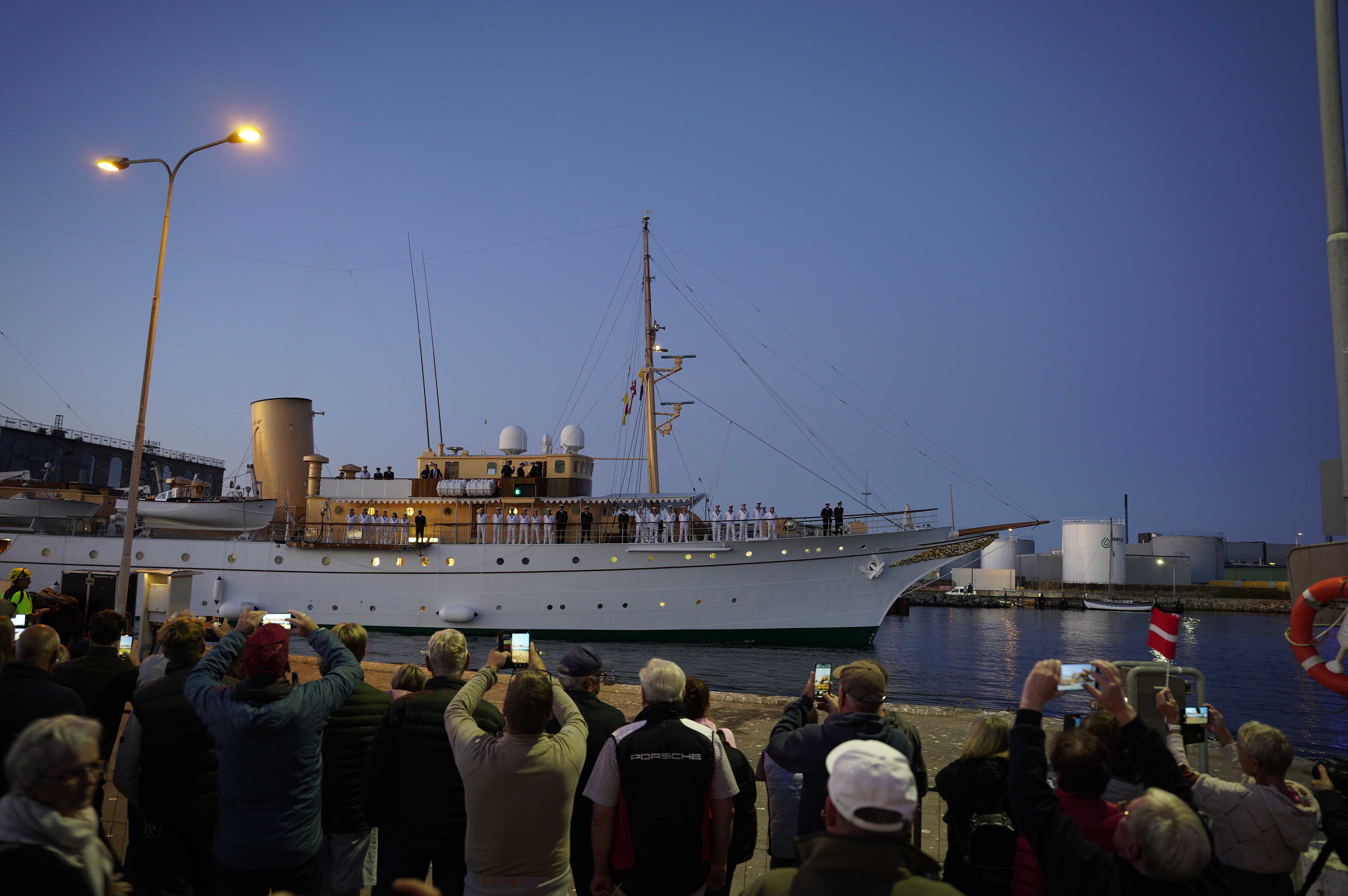 Kongeskibet Dannebrog stævner ud fra Skagen Havn 250825