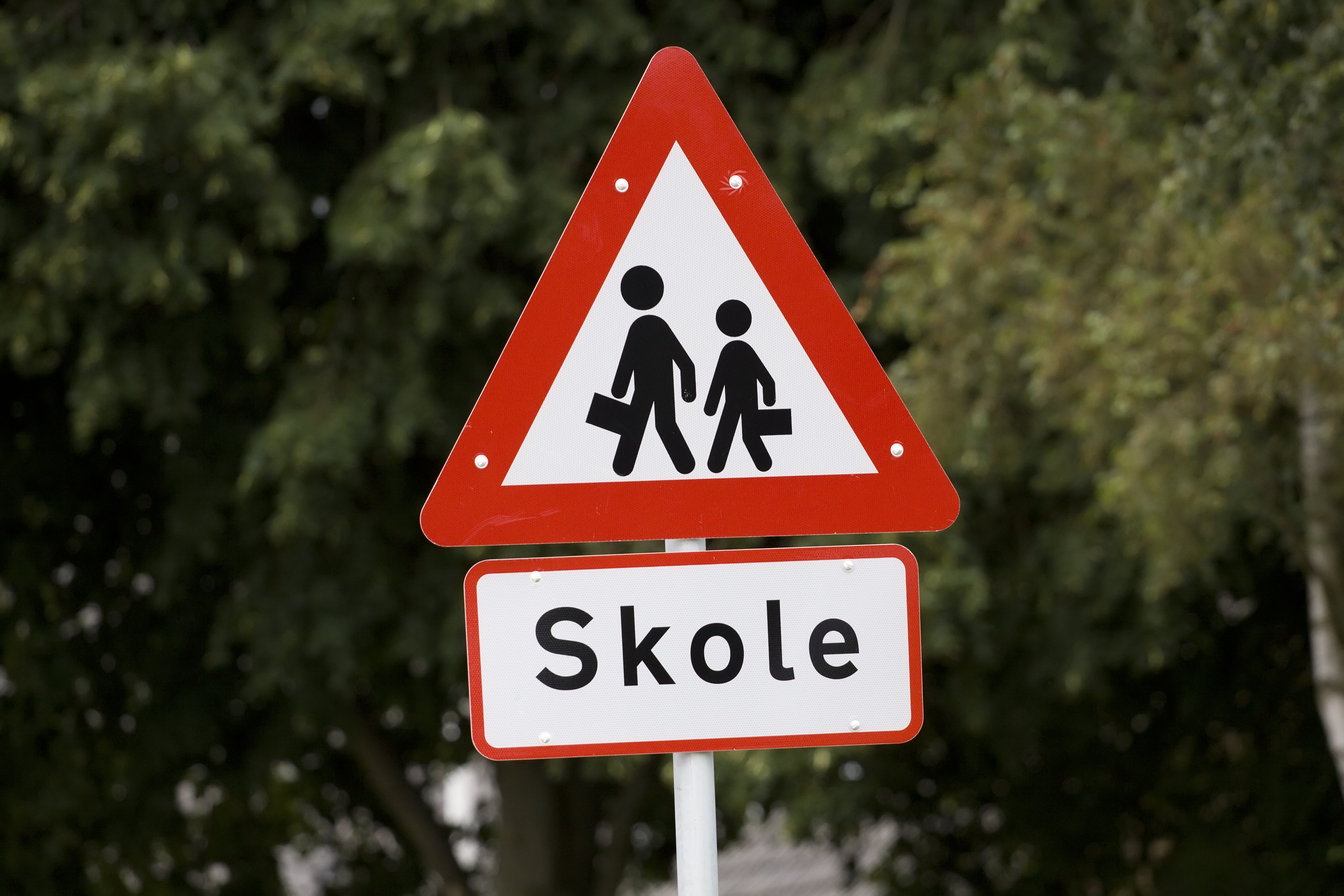 Rødt og hvidt skoleskilt