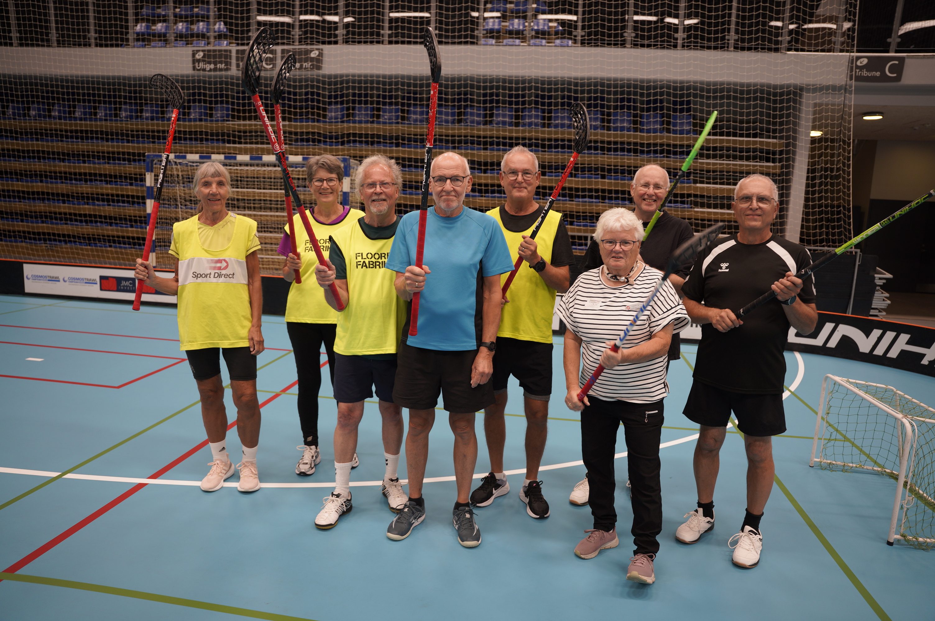 En gruppe seniorer spiller hockey