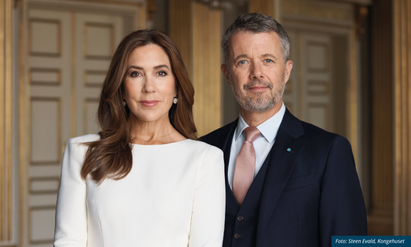 Officielt billede af Kongeparret med fotokreditering af Steen Evald
