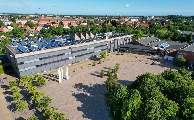 Dronebillede af rådhuset i Frederikshavn