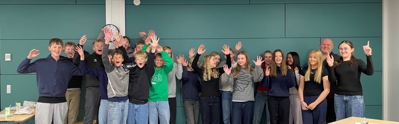 7.a står i deres klasselokale og fejrer cykeldysten