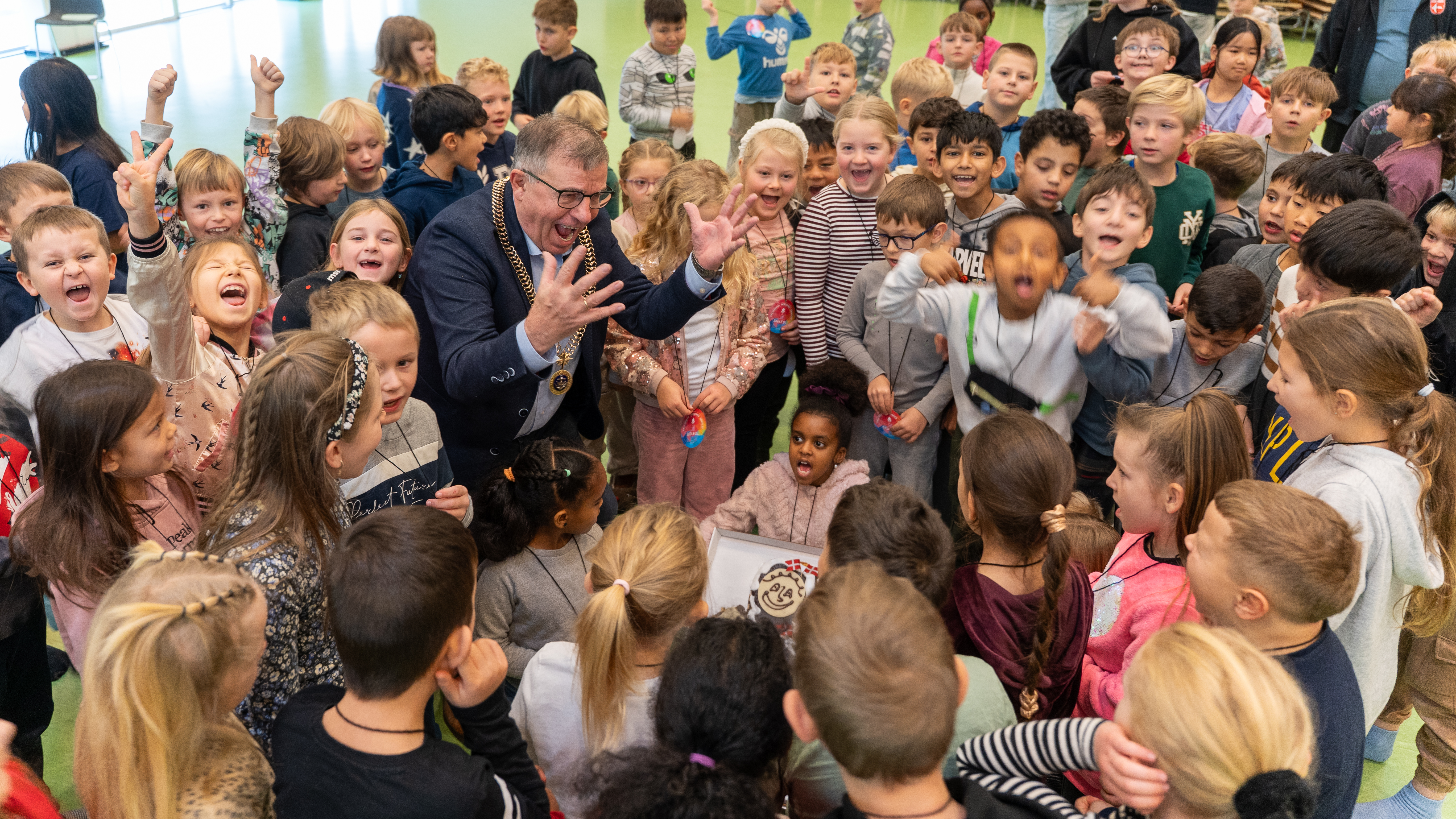 Borgmester Karsten Thomsen sammen med elever på Nordstjerneskolen