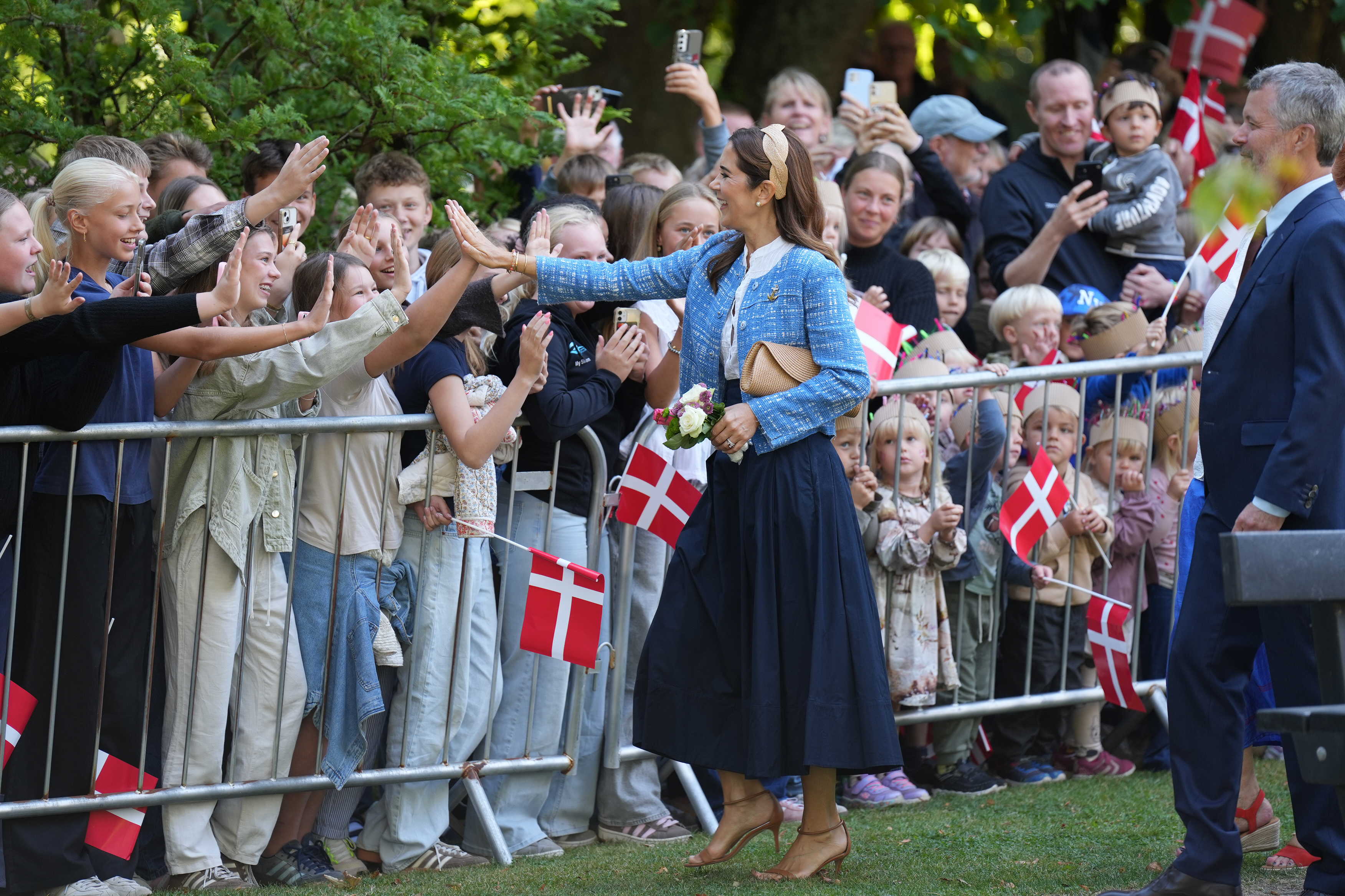 Dronningen giver high five til børn og unge i Clasens Have 250825
