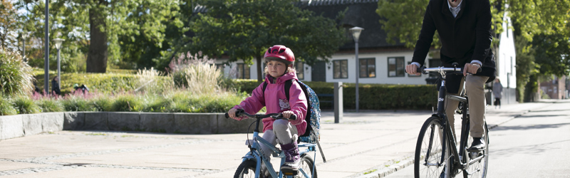 Cyklende far og datter