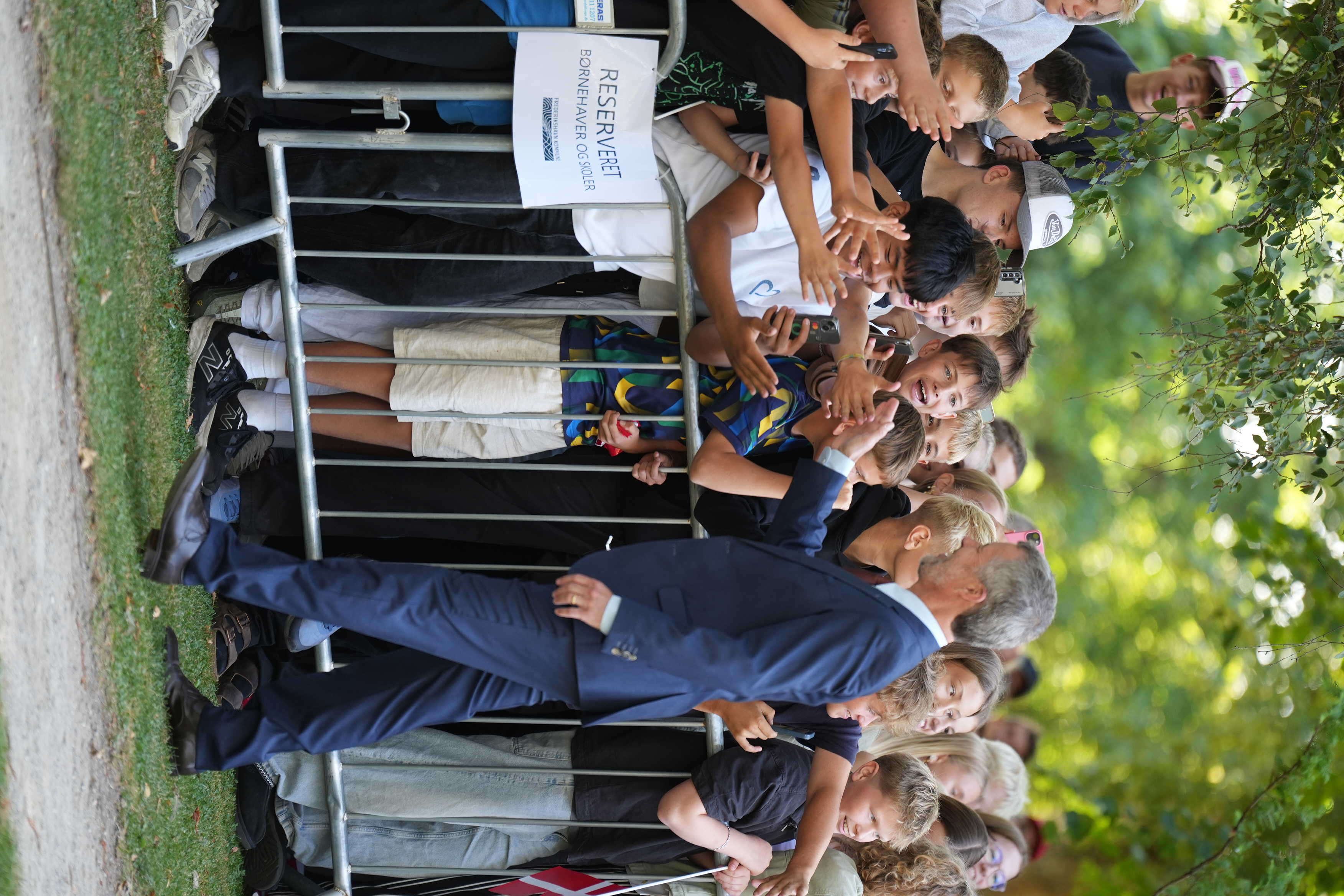 Kongen hilser på begejstrede drenge i Clasens Have 250825