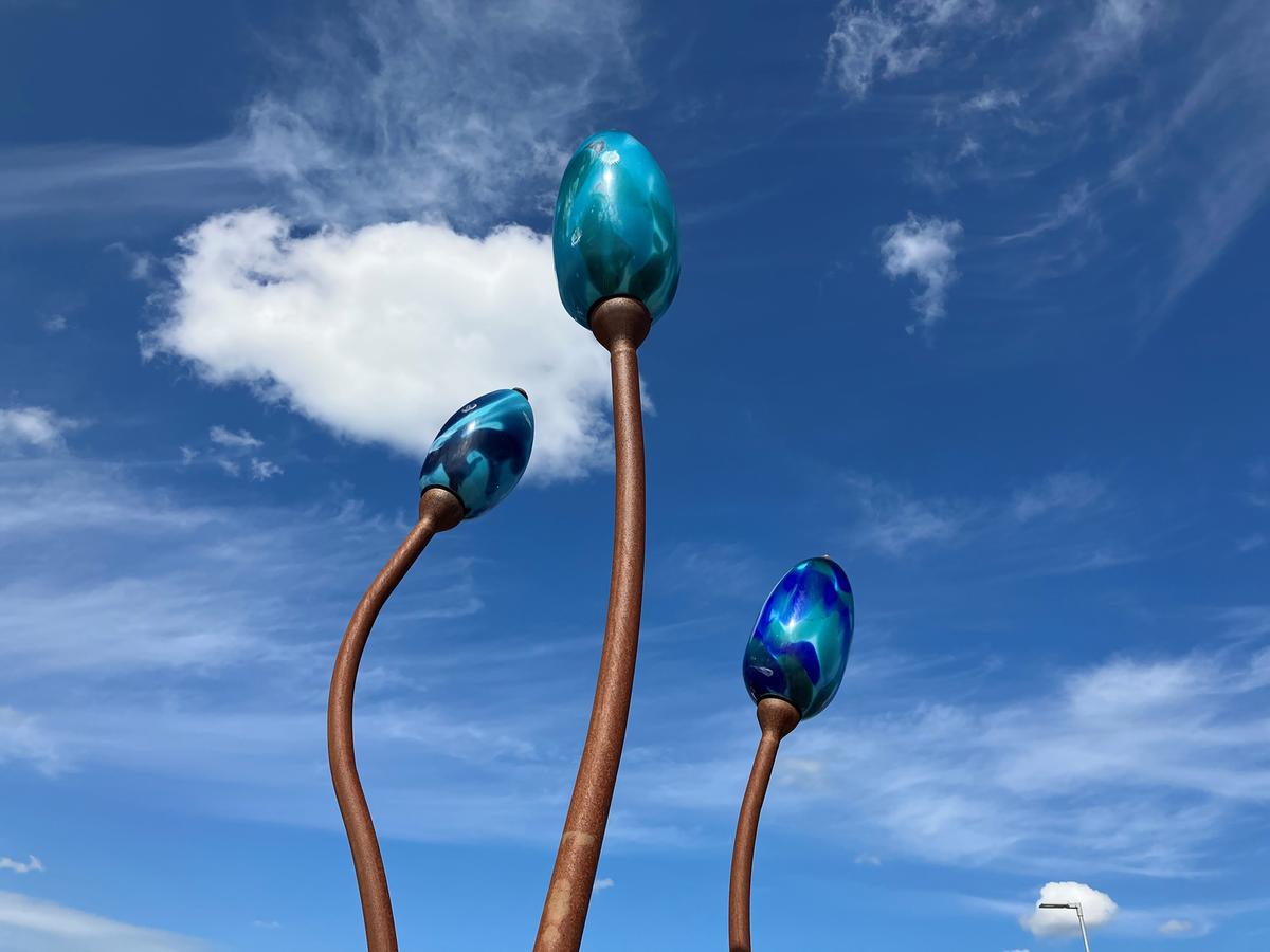 Glaskunst ved Sæby Havn af glaspuster Leni Bille