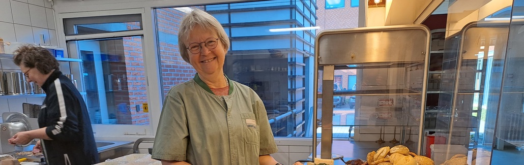 Billede af Inger, der laver mad på Ingeborghus