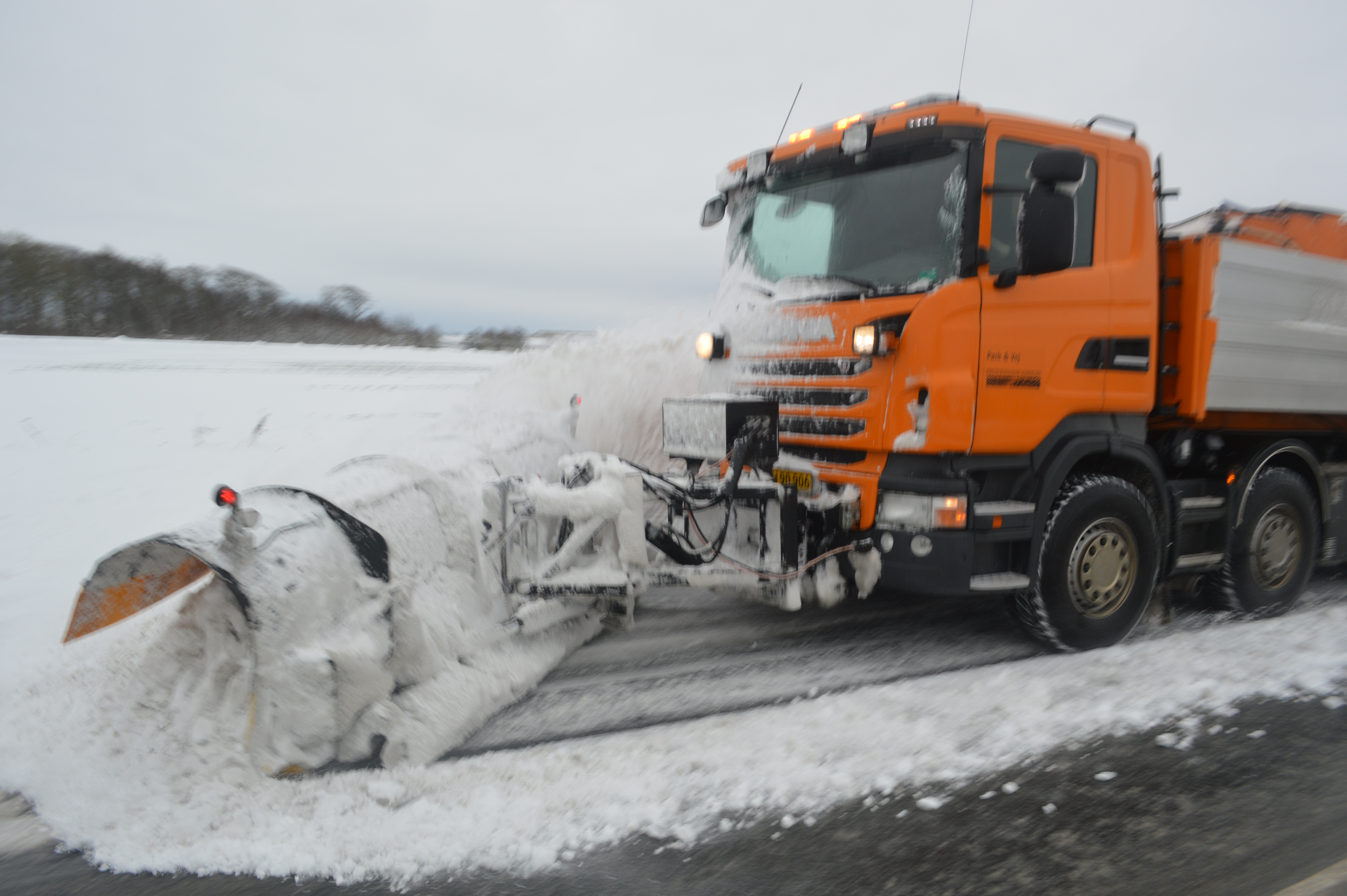 Snerydningsmaskine igang med at rydde sne