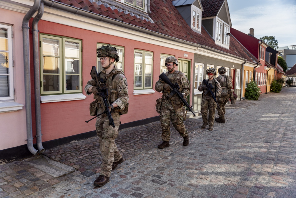 Hjemmeværnssoldater går rundt i bybilledet 