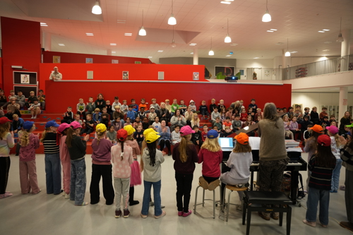 Børn og lærere synger morgensang 