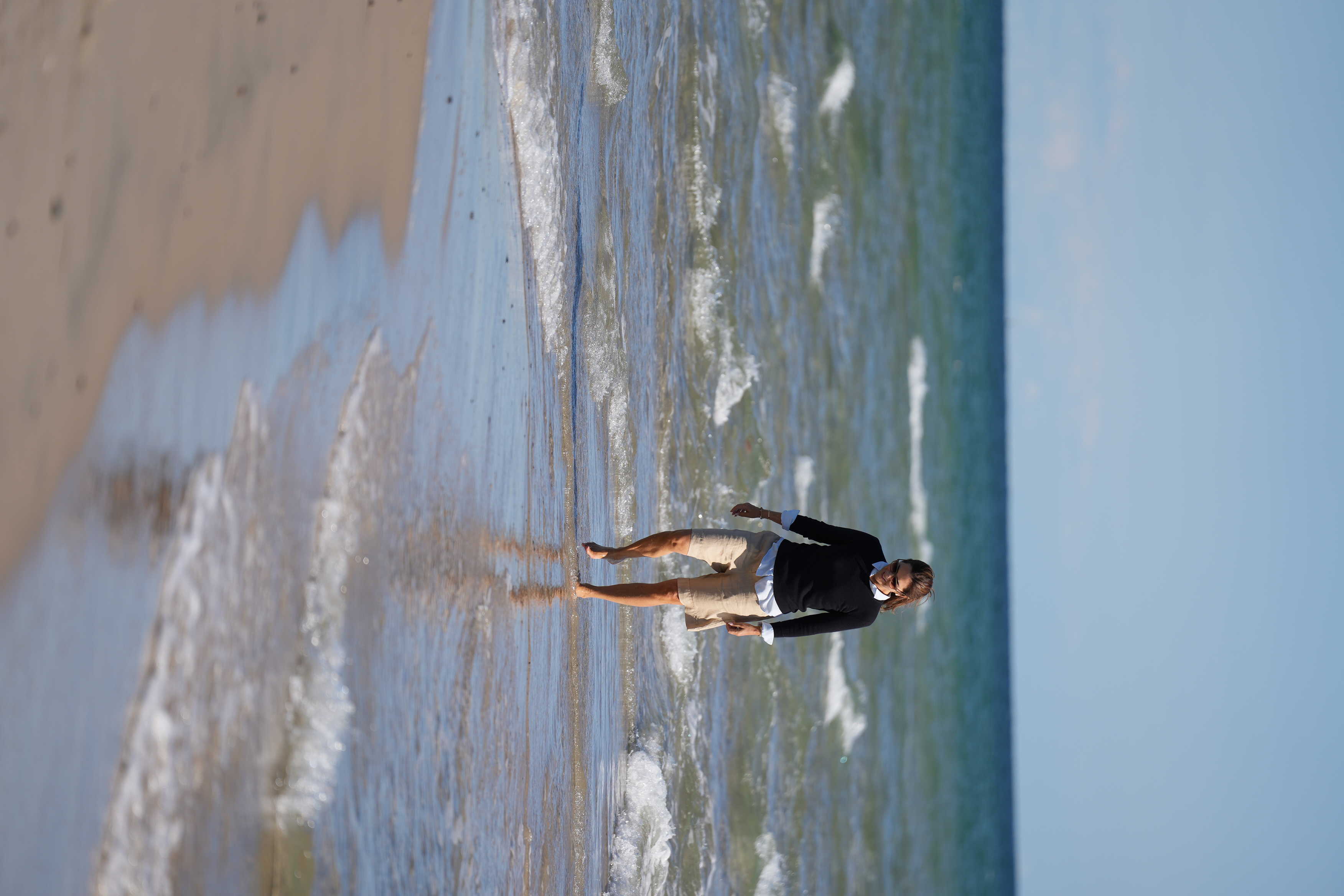 Dronningen dypper tæerne hvor de to have mødes på Grenen 250825