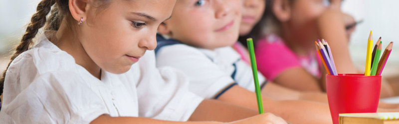 Skolebørn med farveblyanter