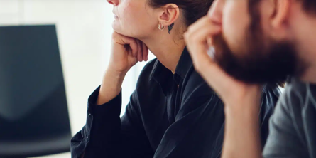 Mand og kvinde på skolebænken