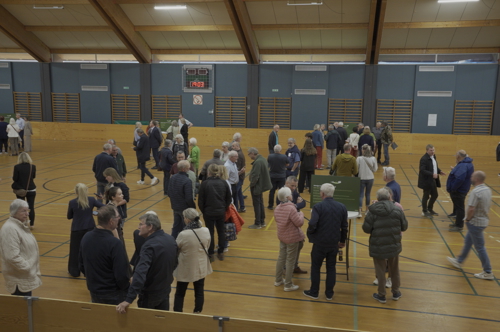 Dialoger mellem byrådet og borgere i gymnastiksalen på Sergentskolen