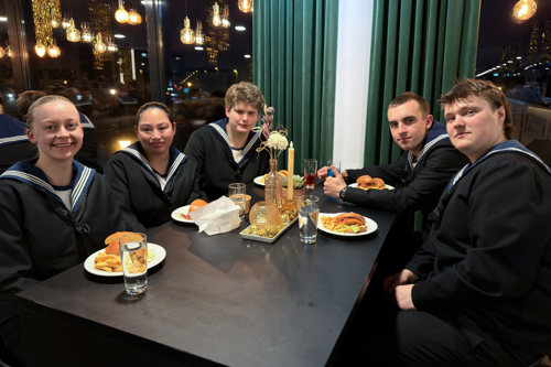 De værnepligtige hyggede over aftensmaden.