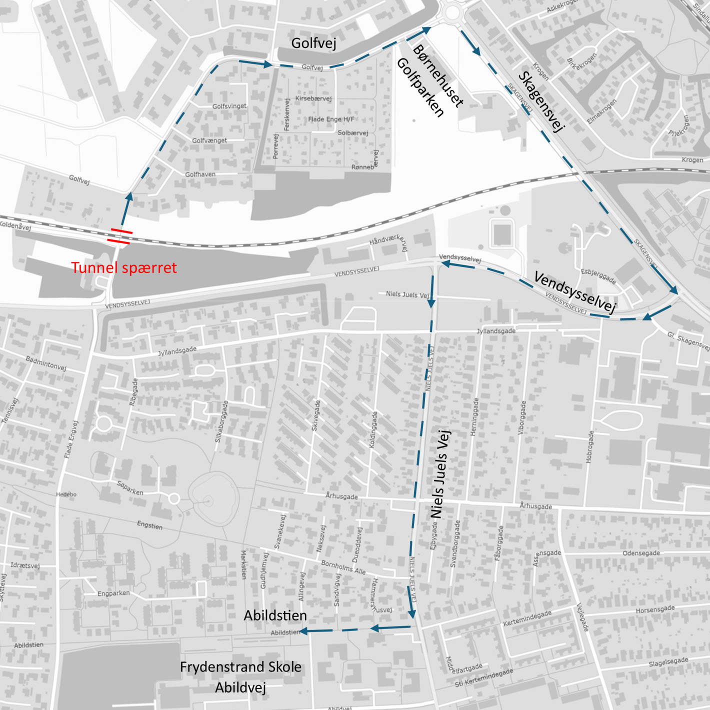 Kort over Golfparken og Flade Engvej, hvor tunnellen under skinnerne er lukket to dage på grund af rørarbejde. Kortet viser en omkørsel