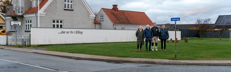 Tre lokale borgere og borgmester Karsten Thomsen på hjørnet af Tuenvej og Skagensvej