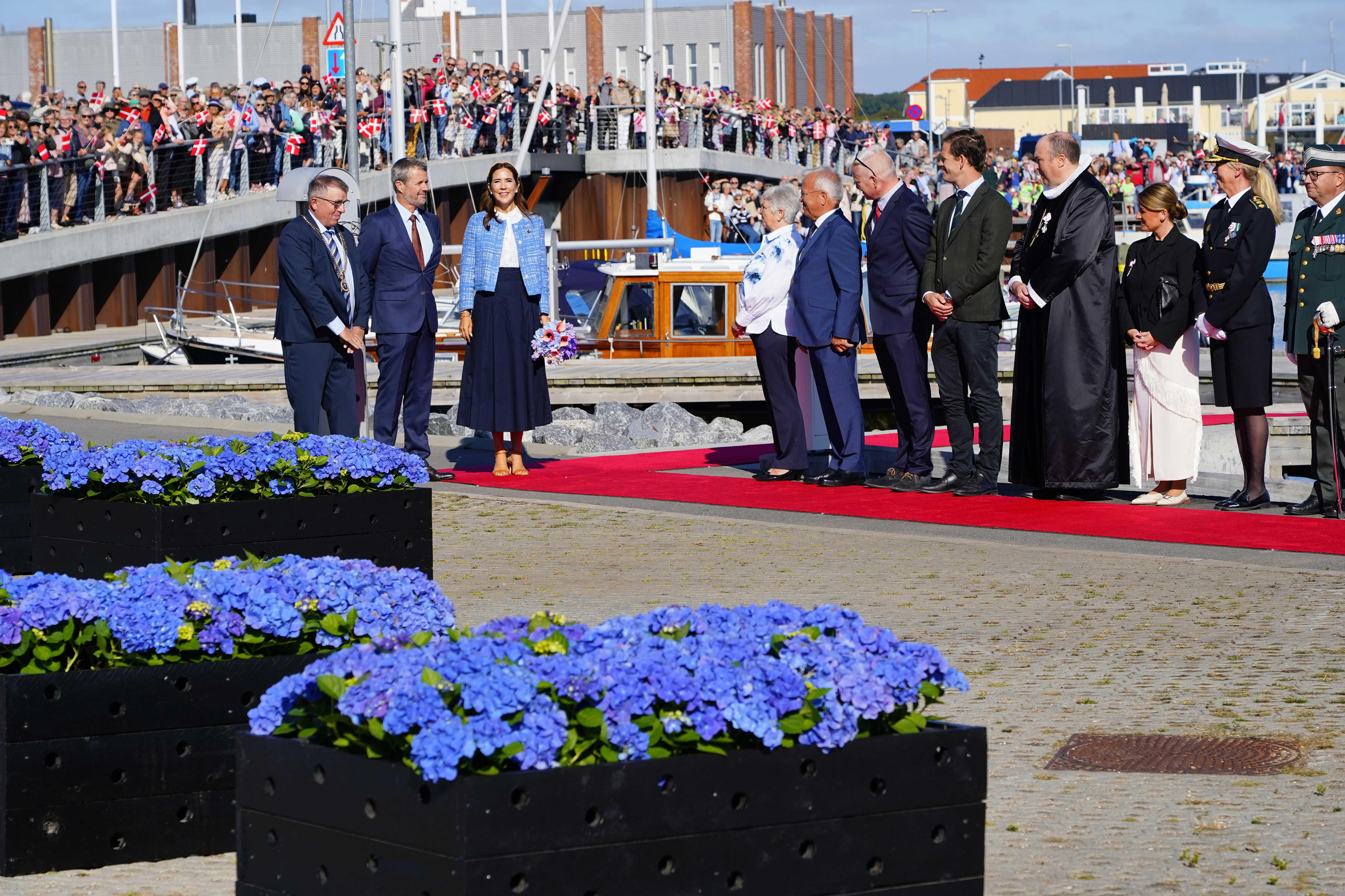 Kongeparret og modtagelseskomite på Sæby Havn 250825