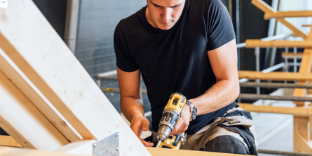 Foto af tømrer, der borer i træ