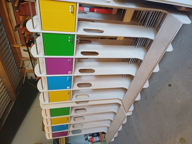 Garderobeskabe fra Børnehuset Trindelvej i forskellige glade farver.