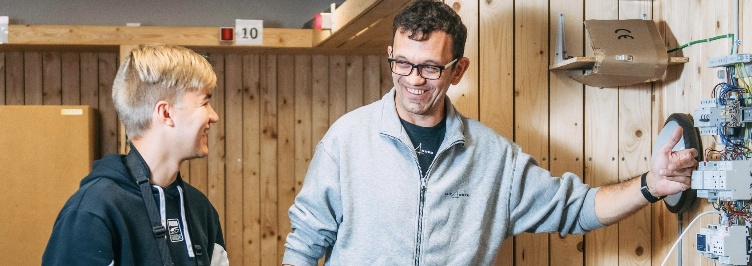 Elev og lærer på elektrikeruddannelsen