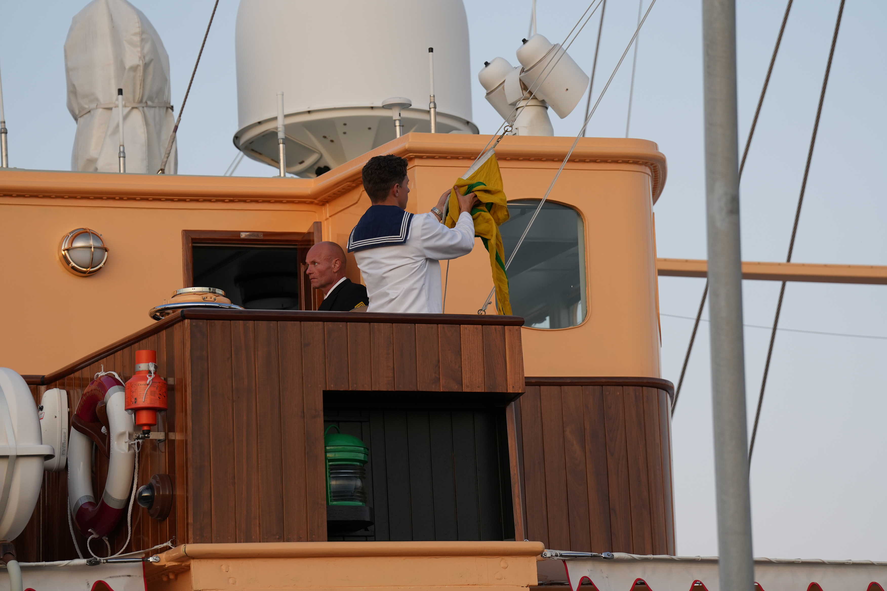 Flagene tages ned på Kongeskibet 250825