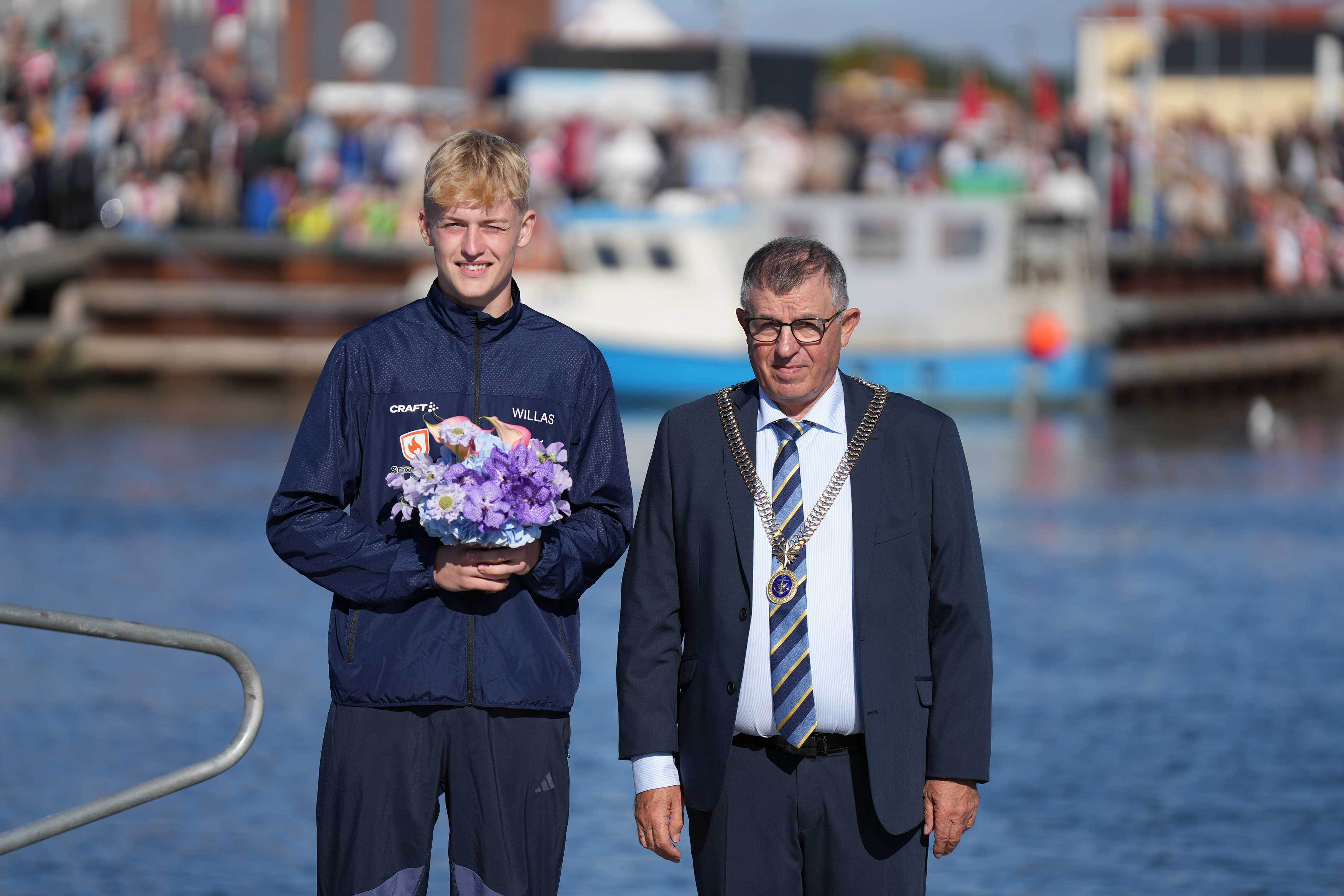 Blomsterdreng Willas Mogensbæk fra SIK80 og borgmester Karsten Thomsen 250825