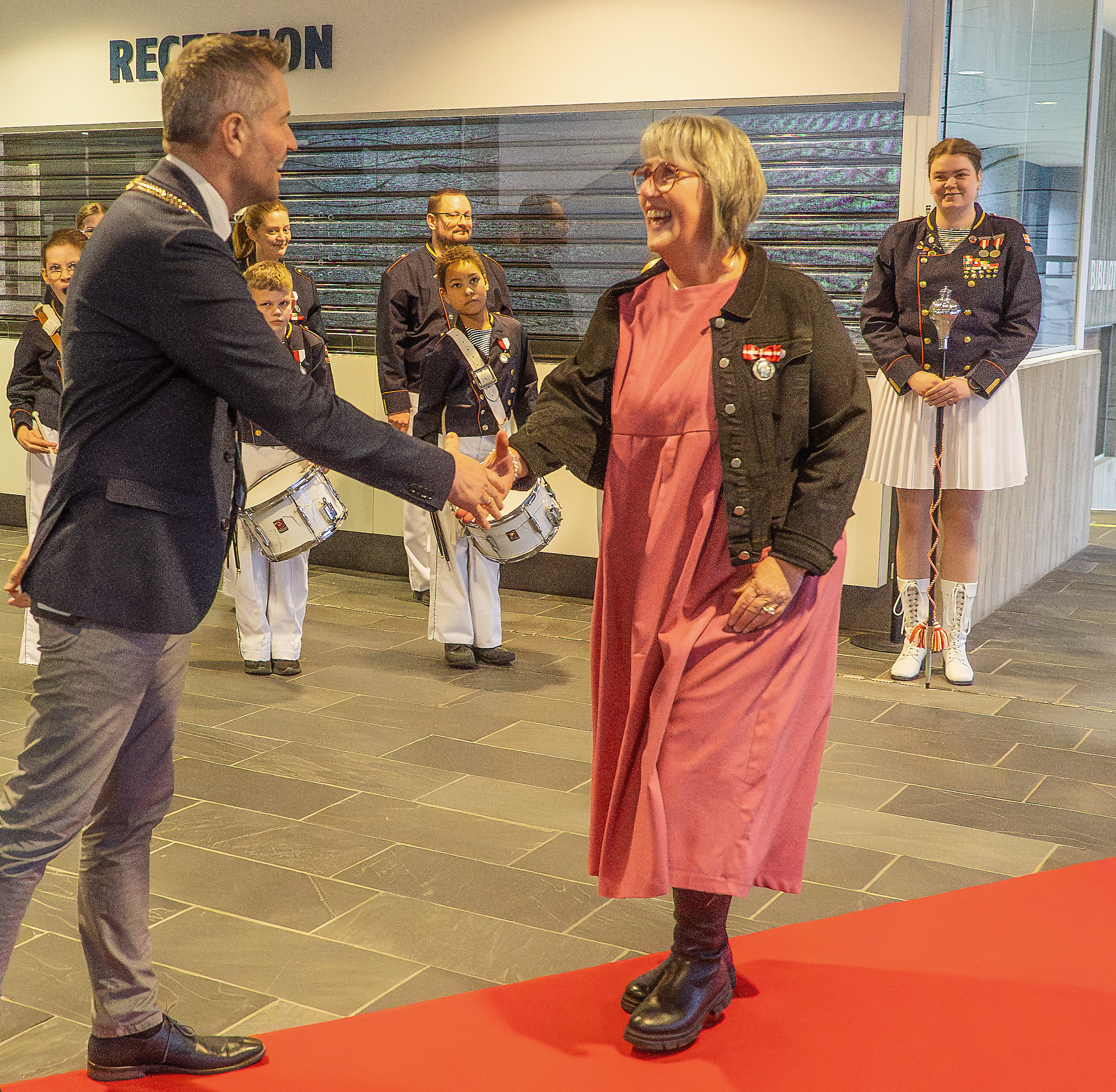 Jubilar Pia Carøe trykker hånd med og bliver ønsket tillykke af borgmester Jon Andersen