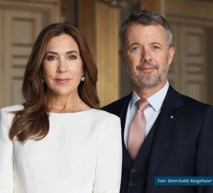 Officielt billede af Kongeparret med fotokreditering af Steen Evald, Kongehuset