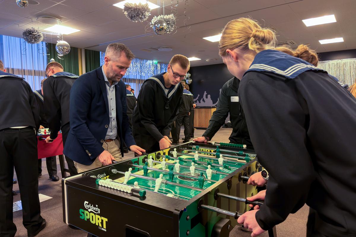 Borgmester Jon Andersen spille bordfodbold med de nye værnepligtige