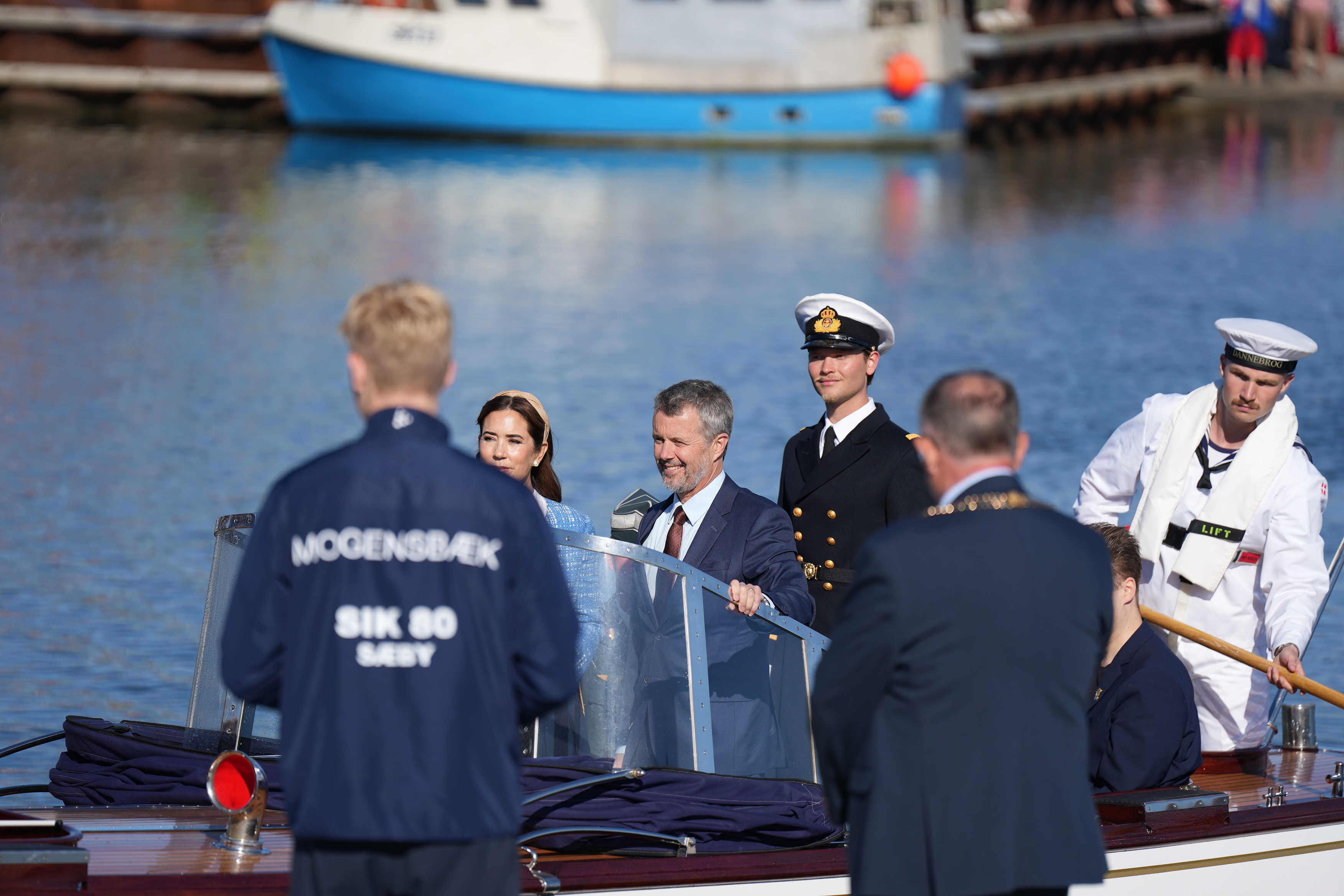 Kongeparret ankommer til Sæby Havn i chalup