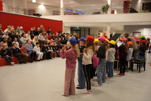 Børn og lærere synger morgensang 