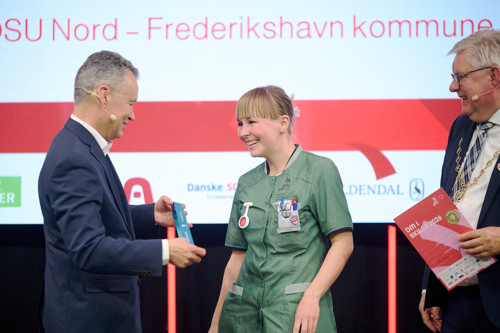 Caroline kammer Olesen får overrakt medalje