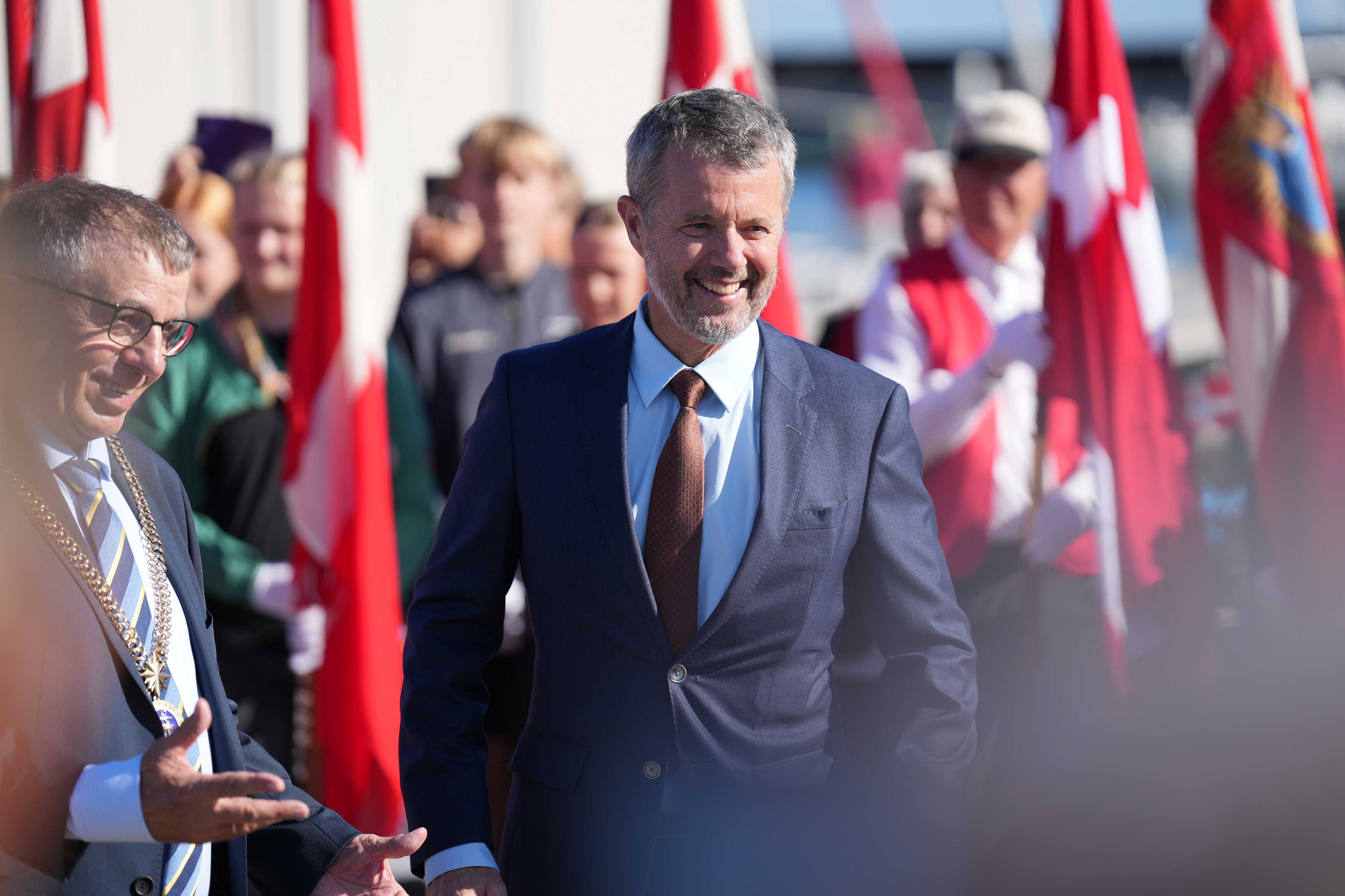 Kongen og borgesteren med faneborgen i baggrunden på Sæby Havn 250825